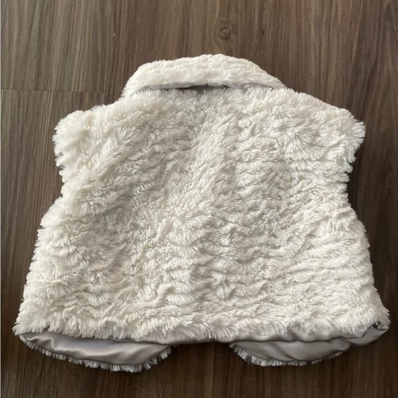 Disney White Furry Vest with Minnie Mouse Design size 5 - Picture 2 of 6